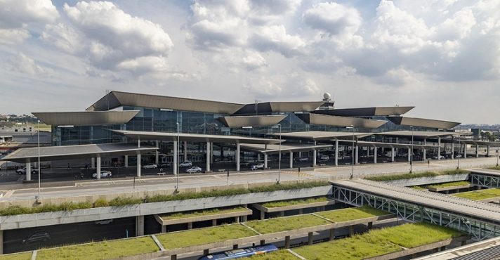 Fachada de uma entrada do Aeroporto Internacional de São Paulo-Guarulhos; setor aéreo sente impactos no Brasil