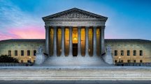 Frente do prédio iluminado da Suprema Corte dos Estados Unidos em Washington D.C., EUA | Foto: Shutterstock