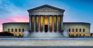 Frente do prédio iluminado da Suprema Corte dos Estados Unidos em Washington D.C., EUA | Foto: Shutterstock