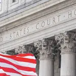 Bandeira nacional dos EUA em frente ao Tribunal dos Estados Unidos em Nova York
