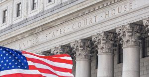 Bandeira nacional dos EUA em frente ao Tribunal dos Estados Unidos em Nova York
