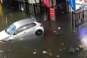 Chuvas intensas causam alagamentos e transtornos em Santos (SP)