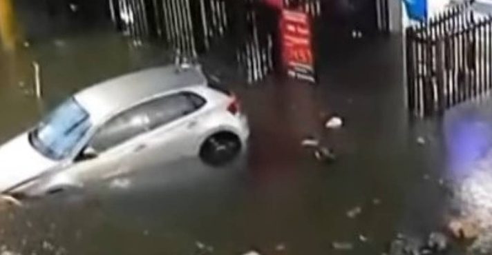 Chuvas intensas causam alagamentos e transtornos em Santos (SP)