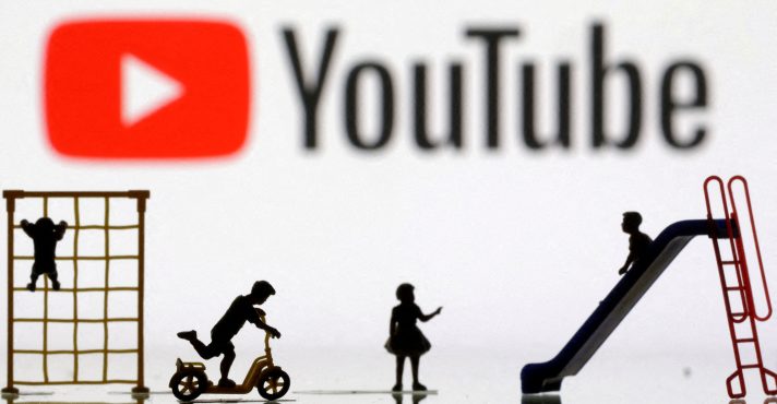 Miniaturas de parquinhos infantis são vistas em frente ao logotipo do YouTube, em ilustração feita em 4 de abril de 2023 | Foto: Dado Ruvic/Reuters