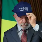 O presidente do Brasil, Luiz Inácio Lula da Silva, usa um boné com os dizeres "O Brasil é dos brasileiros" durante uma reunião ministerial no Palácio do Planalto, em Brasília, Brasil (26/8/2025) | Foto: Reuters/Adriano Machado