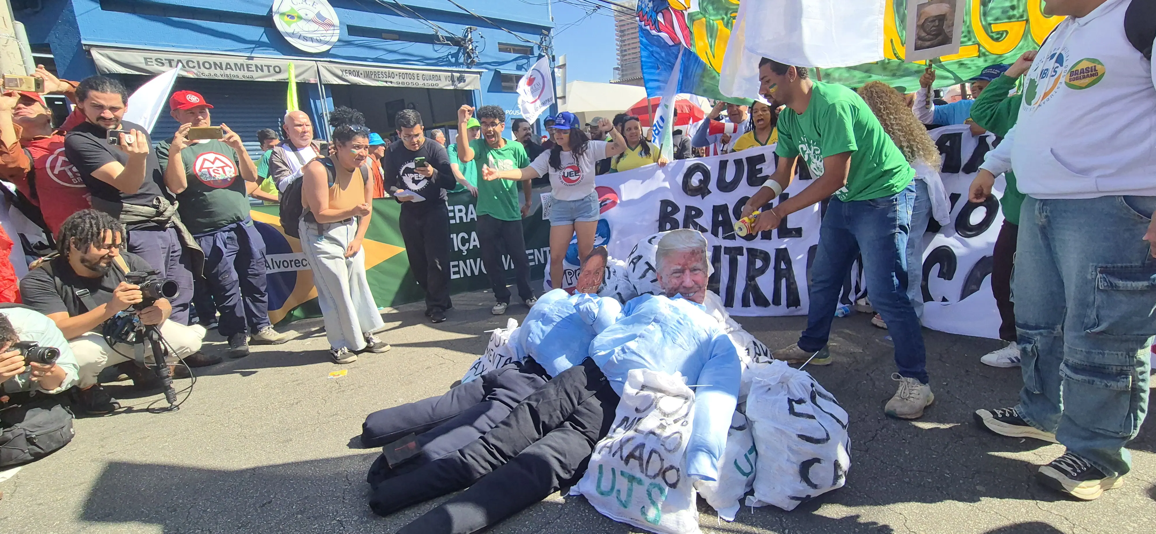 Bonecos de Jair Bolsonaro e Donald Trump | Foto: Tauany Cattan/Revista <b>Oeste</b>