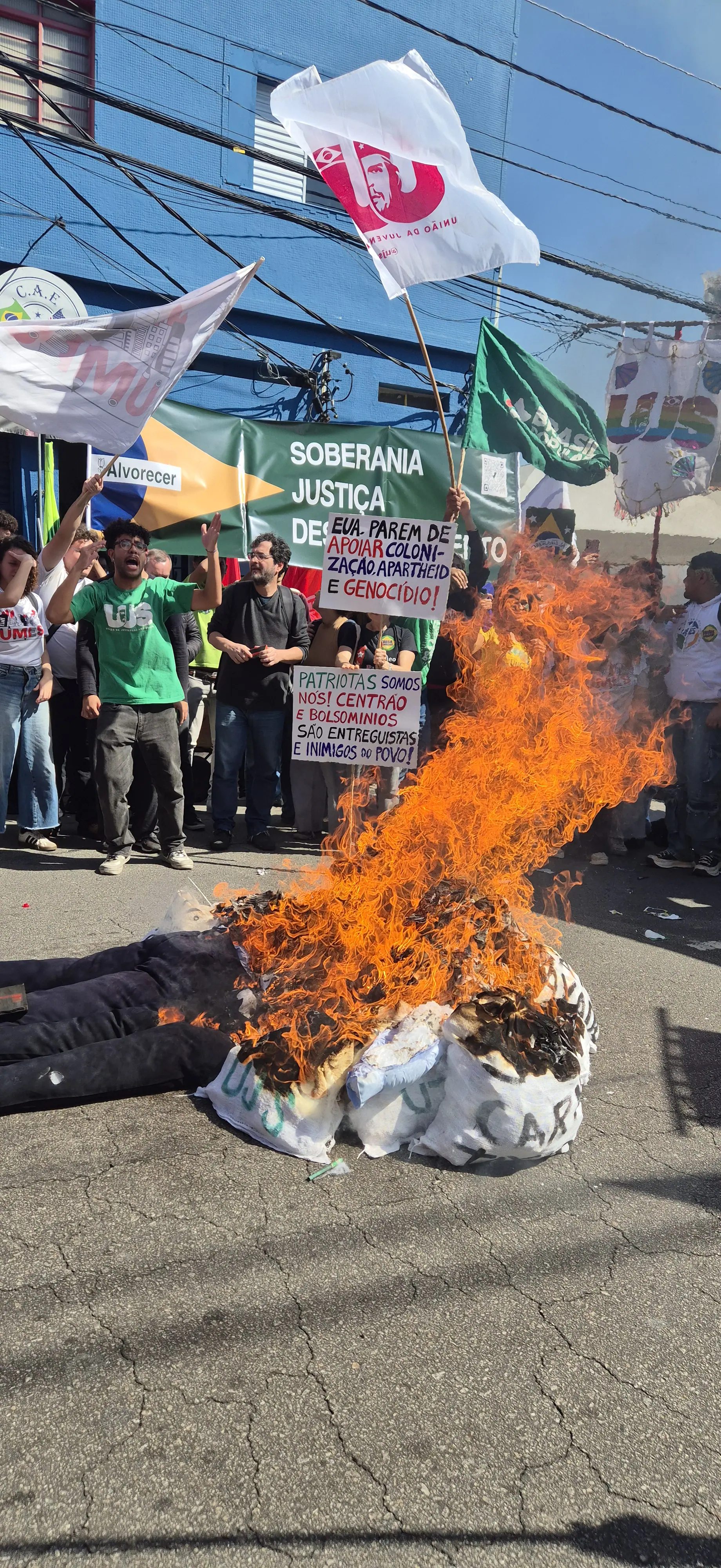 Bonecos de Jair Bolsonaro e Donald Trump queimados | Foto: Tauany Cattan/Revista <b>Oeste</b>