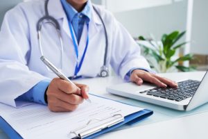 Itens médicos, junto a profissional da saúde | Foto: Reprodução/Freepik