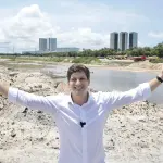 João Campos, prefeito de Recife, em frente ao canteiro de obras do Parque Eduardo Campos | Foto: Hélia Scheppa/PCR