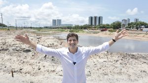 João Campos, prefeito de Recife, em frente ao canteiro de obras do Parque Eduardo Campos | Foto: Hélia Scheppa/PCR