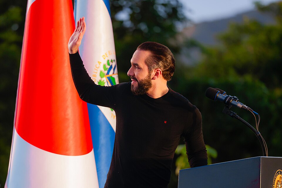 Nayib Bukele rigidez escolas El Salvador