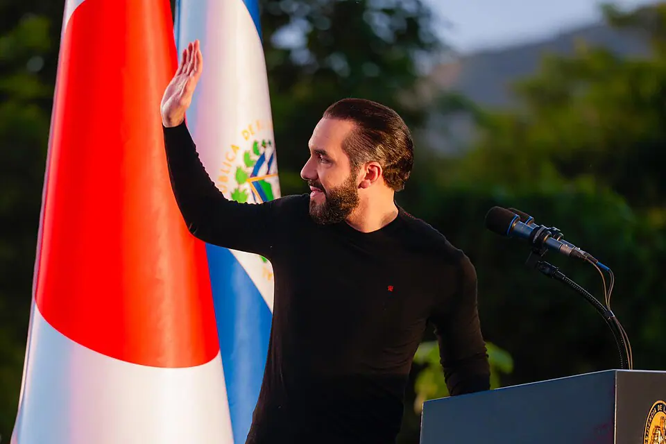 Nayib Bukele rigidez escolas El Salvador