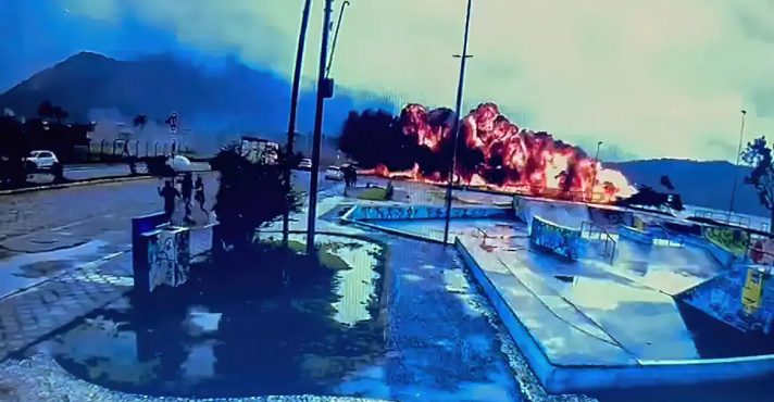 Sem pista suficiente, jato rompe limite de aeroporto em Ubatuba e explode no mar | Foto: Frame Câmera de segurança de Ubatuba