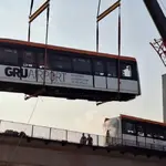 Guindaste remove carro da composição do aeromóvel que vai conectar estações da CPTM ao Aeroporto de Guarulhos | Foto: Reprodução/Redes sociais
