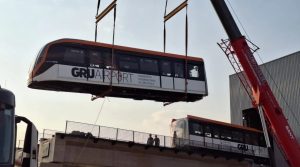 Guindaste remove carro da composição do aeromóvel que vai conectar estações da CPTM ao Aeroporto de Guarulhos | Foto: Reprodução/Redes sociais