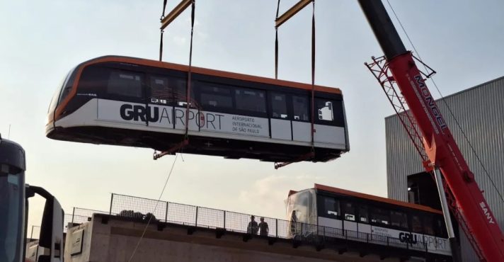 Guindaste remove carro da composição do aeromóvel que vai conectar estações da CPTM ao Aeroporto de Guarulhos | Foto: Reprodução/Redes sociais