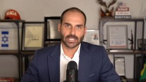 Eduardo Bolsonaro participa de videoconferência. PL tentou colocá-lo como líder da minoria, mas Motta impediu | Câmara dos Deputados/Divulgação
