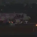 Avião da Azul que fez pouso de emergência nesta quinta-feira, 7, em Brasília: ameaça de bomba | Foto: Reprodução/TV Globo