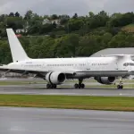Nesta terça-feira, 19, o avião pousou no Aeroporto Salgado Filho, em Porto Alegre, e depois decolou rumo ao Aeroporto Internacional de Guarulhos | Foto: Reprodução/Redes sociais
