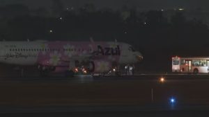 Avião da Azul que fez pouso de emergência nesta quinta-feira, 7, em Brasília: ameaça de bomba | Foto: Reprodução/TV Globo