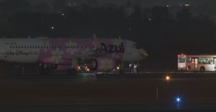 Avião da Azul que fez pouso de emergência nesta quinta-feira, 7, em Brasília: ameaça de bomba | Foto: Reprodução/TV Globo