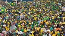 Os manifestantes, vestidos majoritariamente com as cores verde e amarela, marcham pela orla da Barra em direção ao Morro do Cristo, na Bahia | Foto: Reprodução/X