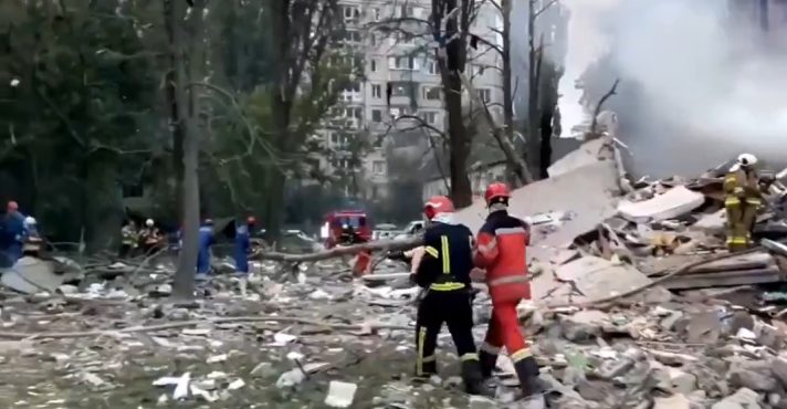Bombeiros trabalham em escombros, em Kiev, depois de ataque russo