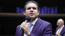 O presidente da Câmara do Deputados, Hugo Motta, vai pautar projeto de lei que impede cobrança extra de mala de bordo | Foto: Mário Agra/Câmara dos Deputados
