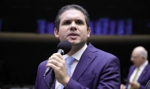 O presidente da Câmara do Deputados, Hugo Motta, vai pautar projeto de lei que impede cobrança extra de mala de bordo | Foto: Mário Agra/Câmara dos Deputados