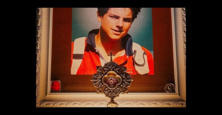 Quadro com a imagem de Carlos Acutis: religiosos vão celebrar a canonização do jovem beato | Foto: Reprodução/Redes sociais