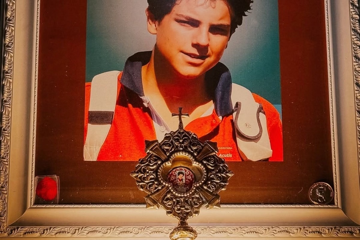 Quadro com a imagem de Carlos Acutis: religiosos vão celebrar a canonização do jovem beato | Foto: Reprodução/Redes sociais