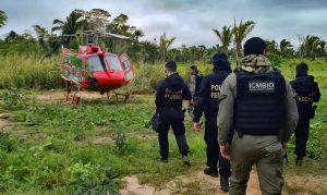 Agentes da Polícia Federal apreendem helicóptero usado por traficantes em fronteira do Amazonas | Foto: Divulgação/Polícia Federal