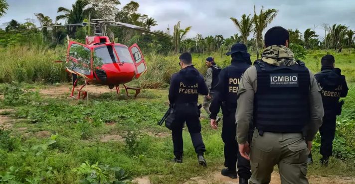 Agentes da Polícia Federal apreendem helicóptero usado por traficantes em fronteira do Amazonas | Foto: Divulgação/Polícia Federal