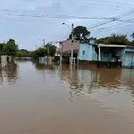 De acordo com o site MetSul, a passagem de uma frente fria ainda provocará chuvas intensas e garoa principalmente em cidades próximas à divisa com Santa Catarina | Foto: Reprodução/SBT