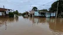 De acordo com o site MetSul, a passagem de uma frente fria ainda provocará chuvas intensas e garoa principalmente em cidades próximas à divisa com Santa Catarina | Foto: Reprodução/SBT