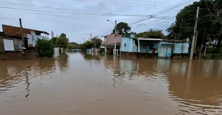 De acordo com o site MetSul, a passagem de uma frente fria ainda provocará chuvas intensas e garoa principalmente em cidades próximas à divisa com Santa Catarina | Foto: Reprodução/SBT