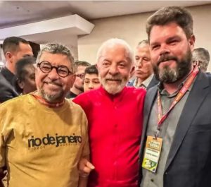 Da esquerda para a direita: o prefeito de Maricá (RJ), Washington Quaquá; o presidente do Brasil, Luiz Inácio Lula da Silva; e o neto de Fidel Castro, Fidel Antonio Castro Smirnov