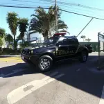 Viatura da Polícia Federal em frente ao condomínio onde mora o ex-presidente Jair Bolsonaro | Foto: Marcelo Camargo/Agência Brasil