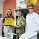 Médico dos EUA em visita a um consultório odontológico em região popular do Paraguai | Foto: Reprodução/Redes sociais