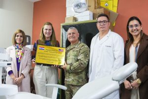 Médico dos EUA em visita a um consultório odontológico em região popular do Paraguai | Foto: Reprodução/Redes sociais