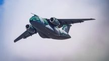 O cargueiro KC-390, fabricado pela Embraer: joia da indústria de aviação militar | Foto: Divulgação/Embraer
