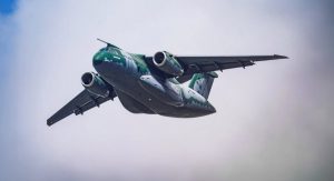 O cargueiro KC-390, fabricado pela Embraer: joia da indústria de aviação militar | Foto: Divulgação/Embraer