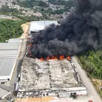 Incêndio em galpões industriais de Manaus completa 24 horas