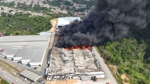 Incêndio em galpões industriais de Manaus completa 24 horas