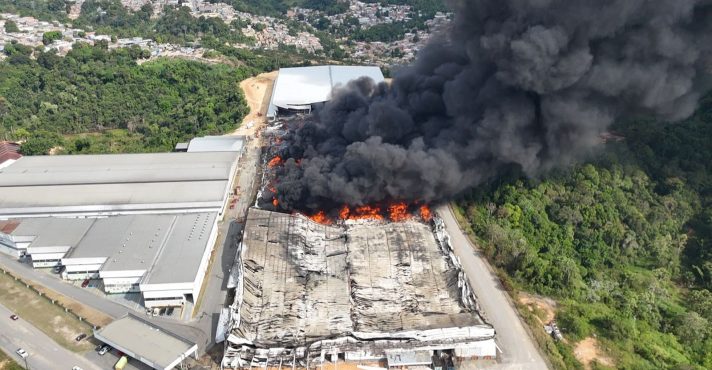 Incêndio em galpões industriais de Manaus completa 24 horas
