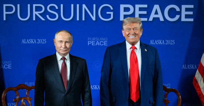 Donald Trump posa ao lado de Vladimir Putin | Foto: White House/Divulgação