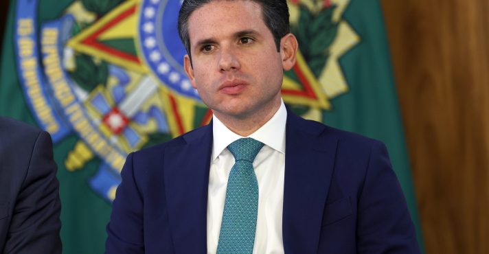 O presidente da Câmara dos Deputados, Hugo Motta, durante assinatura da medida provisória (MP) Brasil Soberano, no Palácio do Planalto | Foto: Reprodução/ CanalGov