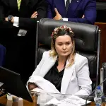 Júlia Zanatta e sua filha no plenário da Câmara dos Deputados | Foto: Reprodução/ Redes sociais