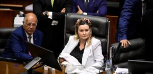 Júlia Zanatta e sua filha no plenário da Câmara dos Deputados | Foto: Reprodução/ Redes sociais