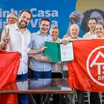 Lula, Fernando Haddad, Guilherme Boulos e membros do governo participam da assinatura de obras de moradia popular em SP